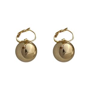 Boucles d'oreilles minimalistes dorées en métal avec un design de sphère lisse