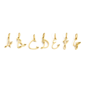 Détail de pendentifs lettres A-G dorés en titane avec design cœur et finition miroir