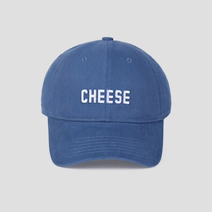 Detail einer marineblauen Baumwollkappe mit weißem CHEESE-Stick und festen Nähten