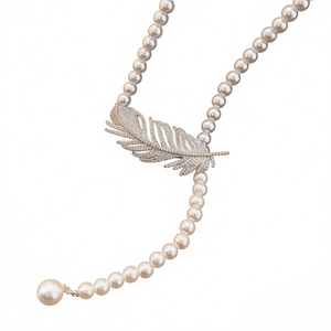 Adjustable pearl necklace with a zircon-encrusted feather pendant in an elegant design