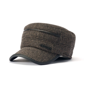 Berretto invernale da uomo in tweed marrone con finiture in pelle e paraorecchie