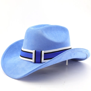 Detail eines himmelblauen Western-Cowboyhuts mit Ethno-Band und Wildledertextur