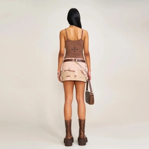 Rückansicht des Cargo-Minirocks in Wüstencamo mit Taschen und Metallkettendetail