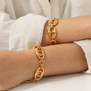 Bracelets en acier inoxydable plaqué or 18 carats avec maillons ovales et zircons