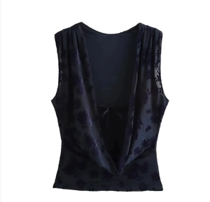 Dettaglio del top senza maniche con scollo a V e texture floreale in velluto burnout blu