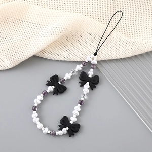 Pendentif de téléphone en perles avec nœud noir et perles violettes au style moderne