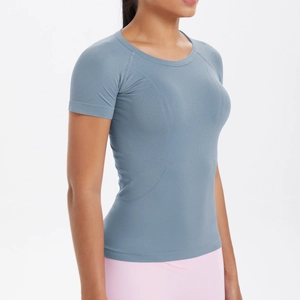 Dettaglio delle cuciture ergonomiche su questa maglietta da yoga aderente da donna blu grigio