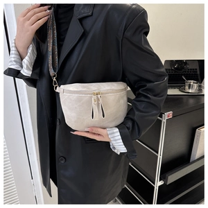 Détail du sac bandoulière avec large sangle ethnique rétro et double fermeture éclair