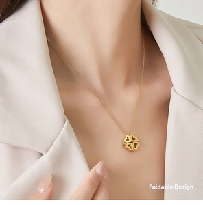 Détail du collier trèfle plaqué or 18 carats montrant le mécanisme de pliage magnétique
