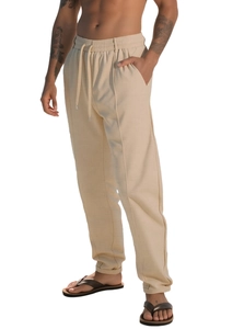 Dettaglio dei pantaloni beige da uomo stile lino con elastico in vita e coulisse