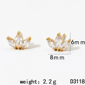 Détail macro de boucles d'oreilles trèfle dorées avec dimensions et poids indiqués