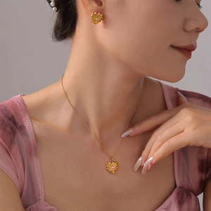 Elegantes Set aus goldener Gänseblümchen-Halskette und Ohrringen mit weißen Perlen