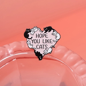 Spilla a cuore in smalto rosa con gatti e scritta HOPE YOU LIKE CATS in stile fumetto