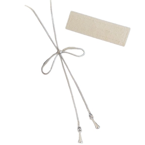 Collana con ciondolo a fiocco argento e gocce pendenti su una catena minimalista