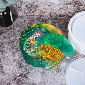 Makroaufnahme der achteckigen Silikonform für DIY-Harzbox mit Goldblatt-Verzierung