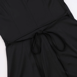 Détail du nœud de ceinture élégant sur une robe cintrée en satin noir chic