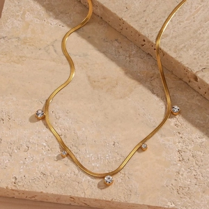 Collana a catena piatta in acciaio placcato oro 18k con cinque zirconi tondi lucidi