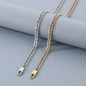 Détail des colliers maille gourmette argent et or avec fermoirs mousquetons sur fond gris