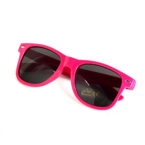 Detail der leuchtend rosa Sonnenbrille mit UV 400 CE Schutgläsern und klassischem Rahmen