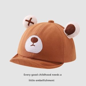 Detail von süßen Bärenohren und Stickerei auf der weichen braunen Baby-Baseballkappe