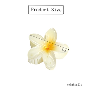 Macro view of 8cm resin flower hair claw clip with size and weight dimensions