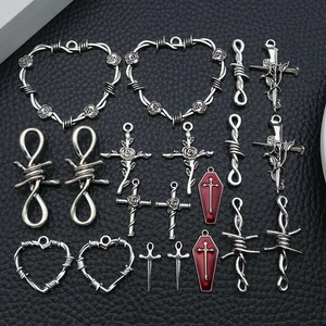 Gothik-Anhänger-Set aus silberner Legierung mit Kreuzen, Stacheldraht-Herzen und Särgen