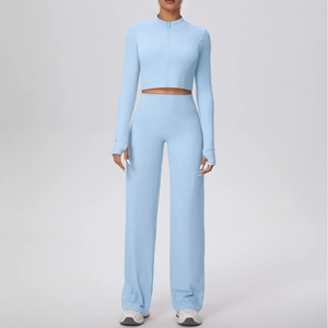 Détail de la veste zippée bleu clair avec passe-pouces et ensemble de yoga large femme