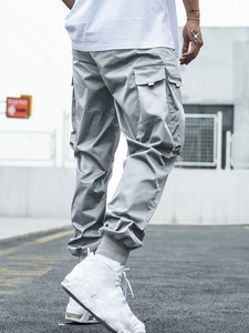 Detail der grauen Cargohose mit mehreren Taschen und Airborne-Stickerei an der Seite