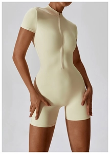 Détail de la fermeture éclair sur un body de yoga beige à manches courtes