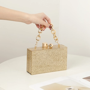 Pochette élégante en acrylique pailleté doré avec bandoulière chaîne pour mariage et fête