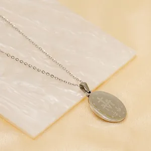 Collana con medaglione ovale retrò in acciaio inossidabile con simboli religiosi