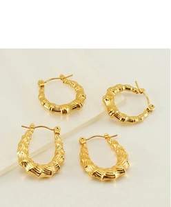 Dettaglio orecchini a trama di bambù placcati in oro 18K, stili tondi e ovali