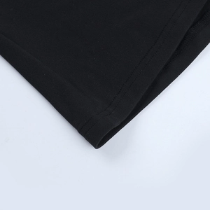 Détail de la couture à double aiguille de qualité supérieure sur la robe noire tricotée