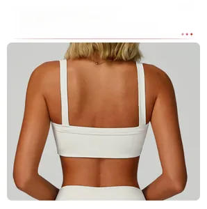 Vue détaillée du dos d'un soutien-gorge de yoga blanc à texture côtelée et dos ouvert