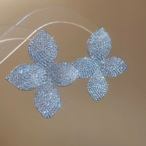 Dettaglio di orecchini a quadrifoglio in argento scintillante con effetto cristallo