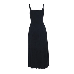 Détail du tissu côtelé noir d'une robe longue sexy à bretelles pour femme au style chic