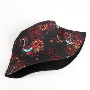 Dettaglio della stampa con drago e fiori sul cappello a secchiello reversibile con cuciture