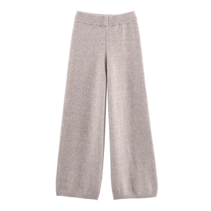 Detail der hafermehlfarbenen Strickhose mit weitem Bein, Premium-Struktur und Gummibund