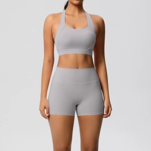 Vorderansicht des hellgrauen Yoga-Sets mit Racerback-Sport-BH und hoher Taillen-Shorts