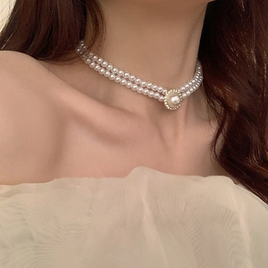 Gros plan du collier de perles à double rangée avec un pendentif perle baroque serti de zircon