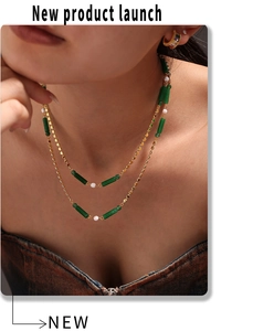 Détail des perles d'aventurine verte style bambou sur un collier doré en acier inoxydable
