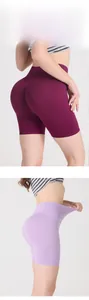 Détail du short de yoga sans couture taille haute bordeaux et lavande avec effet galbant
