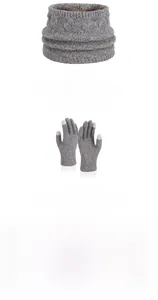 Détails du tour de cou en tricot gris et des gants tactiles avec texture renforcée