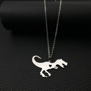 Collana dinosauro in argento lucido con cuore traforato su sfondo in pelle nera