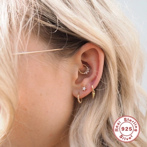 Gros plan sur un ensemble de bijoux d'oreille en argent S925 doré avec lune et étoiles