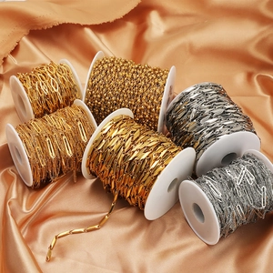 Auswahl an 18k Gold und Silber Edelstahl Schmuckketten auf elegantem Seidenstoff