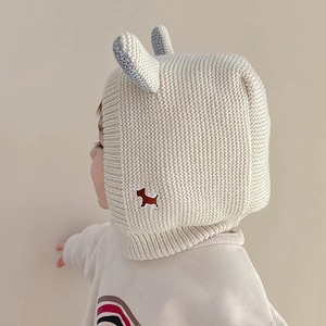 Bonnet en tricot pour bébé avec cache-oreilles et broderie chiot en blanc crème