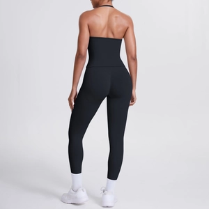 Rückansicht des schwarzen Fitness-Sets mit hochtaillierter Leggings und Crop-Top
