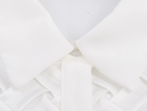 Détail du col d'une chemise en satin blanc avec bouton et texture tissée élégante