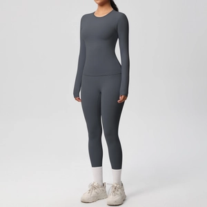 Dettaglio del set legging a vita alta e top a maniche lunghe in tessuto spazzolato grigio scuro